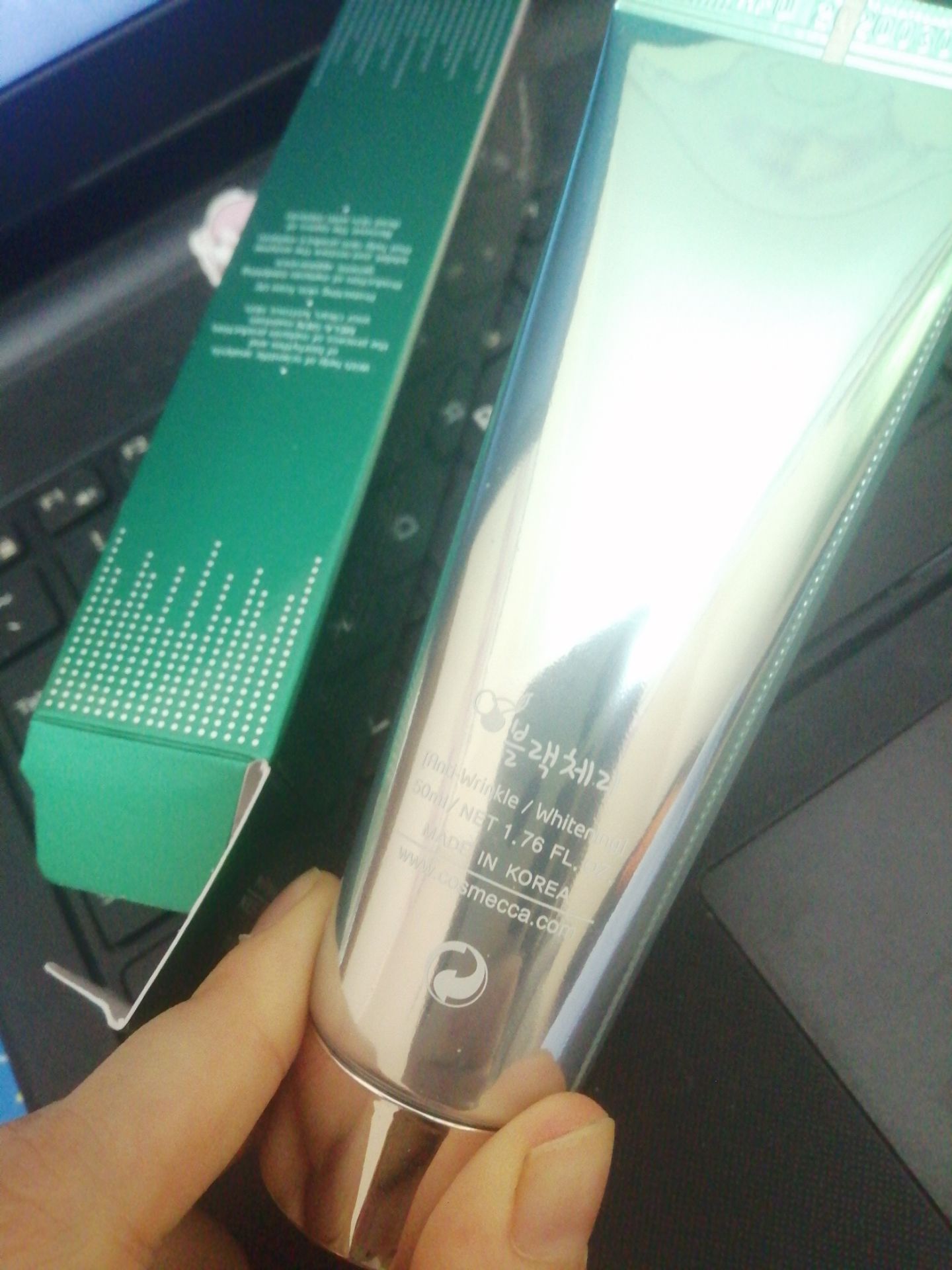 Sản phẩm có tem chính hãng, trông ổn áp còn dùng thì chưa biết như nào. Kỳ lạ là ghi sản xuất tháng 3/2020 nhưng lại ko đề hsd trên cả sản phẩm và hộp đựng - vỏ đựng sản phẩm lại đề dòng: in trên bao bì :) 
Edit: Đã dùng thử lần đầu, ko ngờ da mặt mình nhiều gét đến thế 😯 bôi đến tận lần thứ 3 kkk