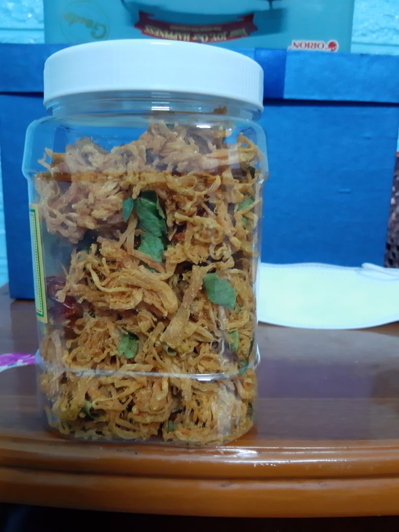 Khô gà của shop ăn khá ngon, với mình thì hơi mặn xíu, nhưng dù thế ăn vẫn đưa mồm lắm. :) M mua combo 2 hộp áp thêm mã  giảm còn có 44k. Đc shop tặng kèm gói ruốc gà ăn nho nhỏ nhưng ăn cũng ngon nữa. Ăn hết mình sẽ lại mua