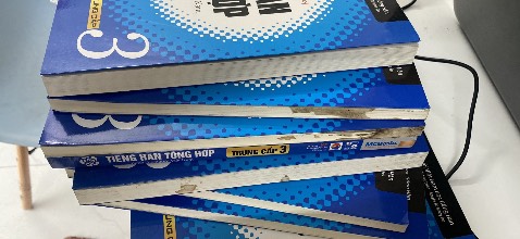 Sách bị bẩn khi mới mở ra. Dù bên ngoài hộp không có dấu hiệu bị thấm nước bẩn gì cả. Sách bị bẩn khi mới mở ra. Dù bên ngoài hộp không có dấu hiệu bị thấm nước bẩn gì cả.