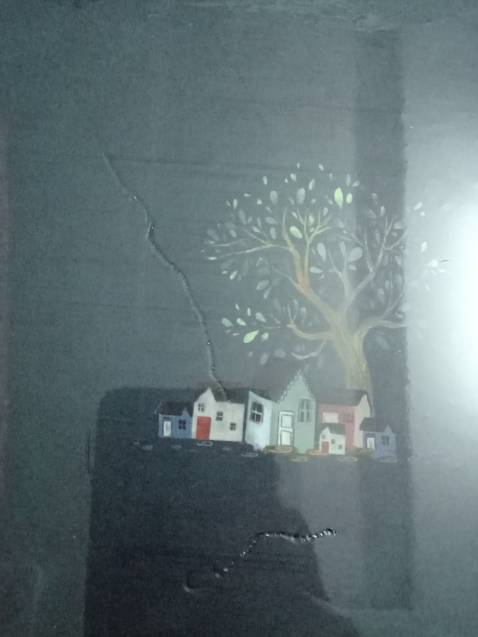 Giao nhanh, đọc sơ qua nội dung thì sách cũng ổn áp nhưng có một vấn đề cực kì lớn đó là khi mình nhận được sách thì phần mặt sau bị gạch hai vết khá sâu. Mình không biết là nguyên nhân đến từ khâu vận chuyển hay đã có sẵn từ trước nhưng là một người thích sách thì mình không mấy vui khi unbox đâu ạ.