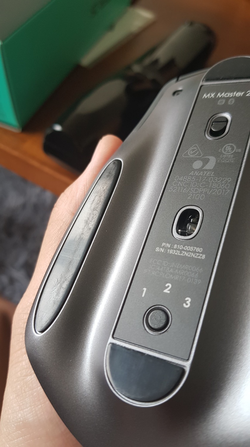 Sản phẩm nhận được có tình trạng:
- Hộp rách
- Phần bề mặt chuột có vết trầy
- Phần dưới chuột/ đế cao su trầy nhiều do đã qua sử dụng

Nhìn hộp rách như vậy mà Tiki vẫn đóng gói giao đi thì không biết có sơ sót nào trong khâu kiểm tra hàng không!

Nhờ Tiki đổi trả giúp mình đơn hàng này.