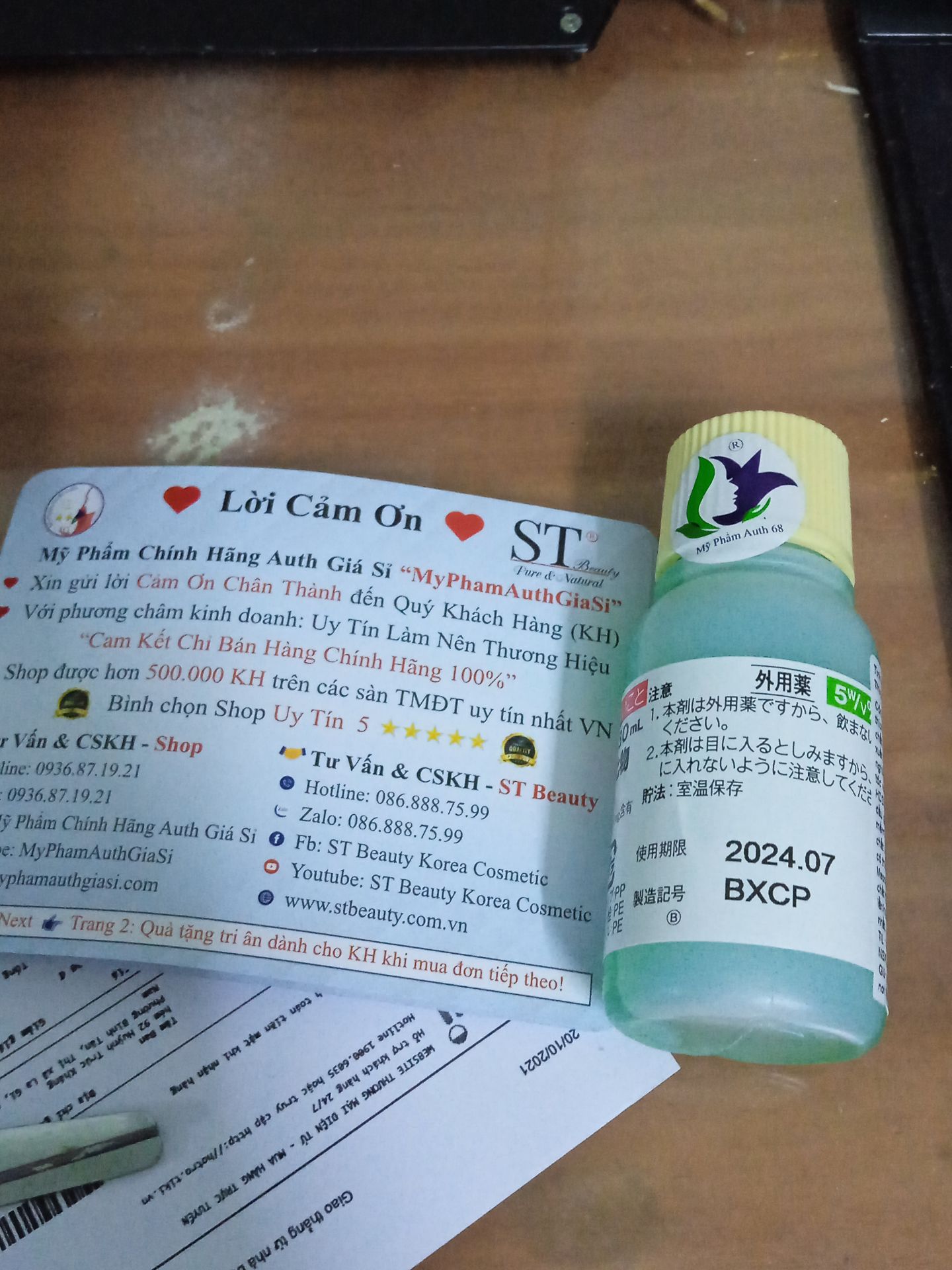 gói hàng kĩ, giao hàng khá nhanh tầm 2 ngày nhận được, kèm thêm cả phiếu cảm ơn và bill mua hàng, sản phẩm khi vừa để ra tay có mùi hơi nồng, thấm rất nhanh, chai 30ml xài đc lâu, tùy vào da đầu nhưng riêng mình xài 2 tuần mọc được khá ít tóc gói hàng kĩ, giao hàng khá nhanh tầm 2 ngày nhận được, kèm thêm cả phiếu cảm ơn và bill mua hàng, sản phẩm khi vừa để ra tay có mùi hơi nồng, thấm rất nhanh, chai 30ml xài đc lâu, tùy vào da đầu nhưng riêng mình xài 2 tuần mọc được khá ít tóc