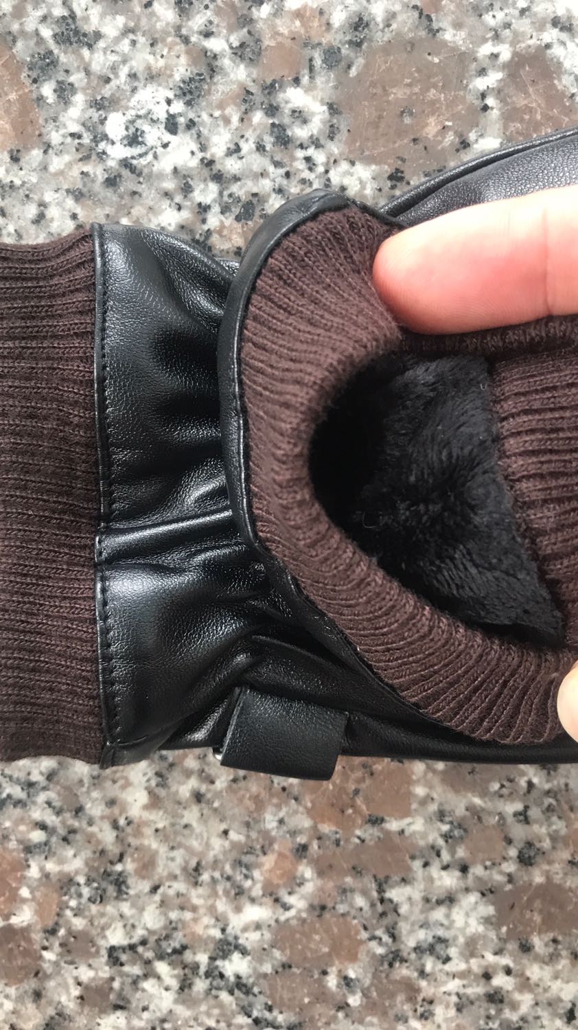 Găng tay da rất ấm áp. Lần đầu tiên mua hàng trên tiki thấy sản phẩm rất chất lượng nên viết nhận xét để mọi người tham khảo. Da rất mềm, bên trong có lớp lông ấm áp. Trời hà nội năm nay lạnh khô đeo quá là ấm luôn. Nhưng kẻ cả mưa thì cũng chỉ cần lau qua đi là ok rồi. Không lo ươt như găng tay vải. Cảm ứng điện thoại thì cứ gọi là trơn nuột. Sản phẩm tốt. Xứng đáng 5 sao.