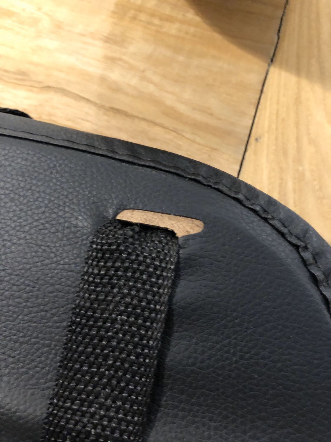 Hàng dựng theo ảnh mẫu, chất lượng tệ hại, cầm bèo nhèo rẻ tiền. Đang có việc cần mà đặt mua phải món này đúng là rước công bực mình vào người.