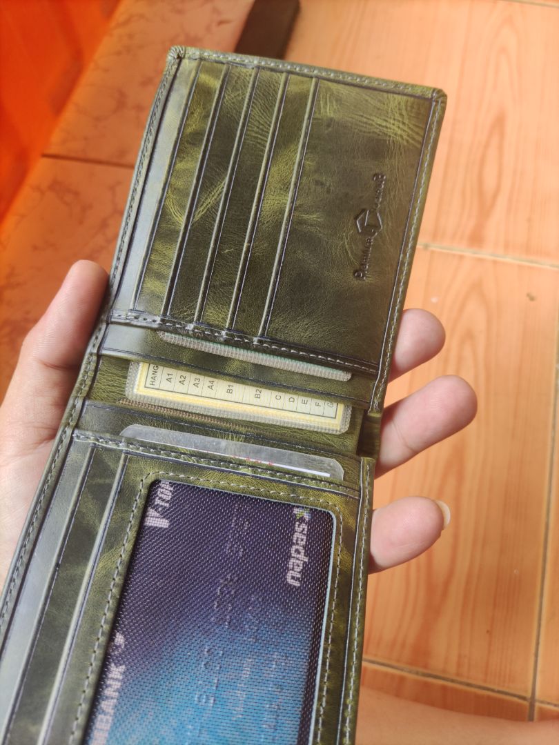 màu rất chất , bóp đủ rộng đựng tất cả giấy tờ cũ lẫn mới , đường may chắc chắc đều xịn mịn. Chỉ duy nhất còn mùi da thuộc hơi kinh tí hhhh