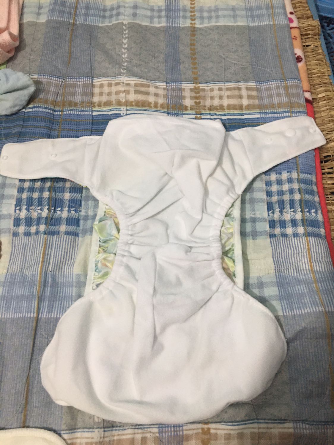 Vải đẹp, thấm hút tốt, nhưng dù giặt bằng máy thì vẫn rất lâu khô. Bé nhà mình 4kg mặc hơi rộng nên khi nằm nghiêng thì nước tiểu bị tràn ra ngoài