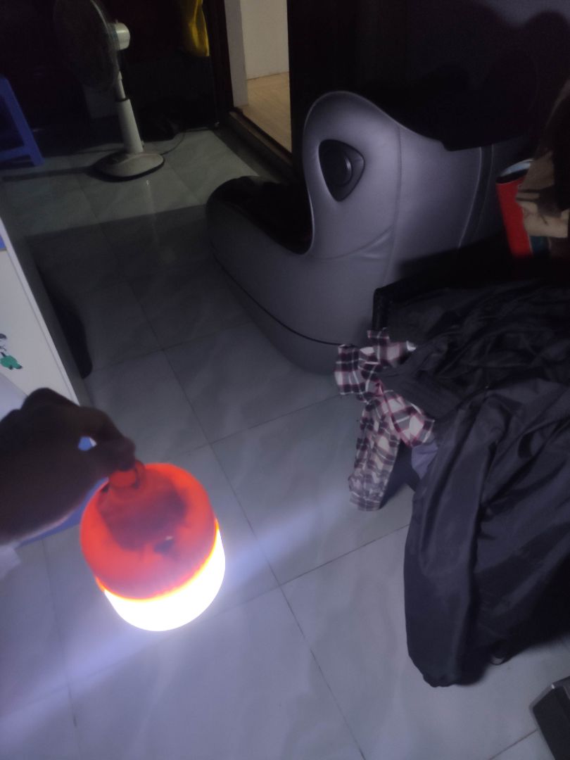 hàng kém chất lượng, phần màu cam và phần vỏ màu trắng vặn ko chặt được, thiết kế ko khớp với nhau, độ sáng của đèn kém,