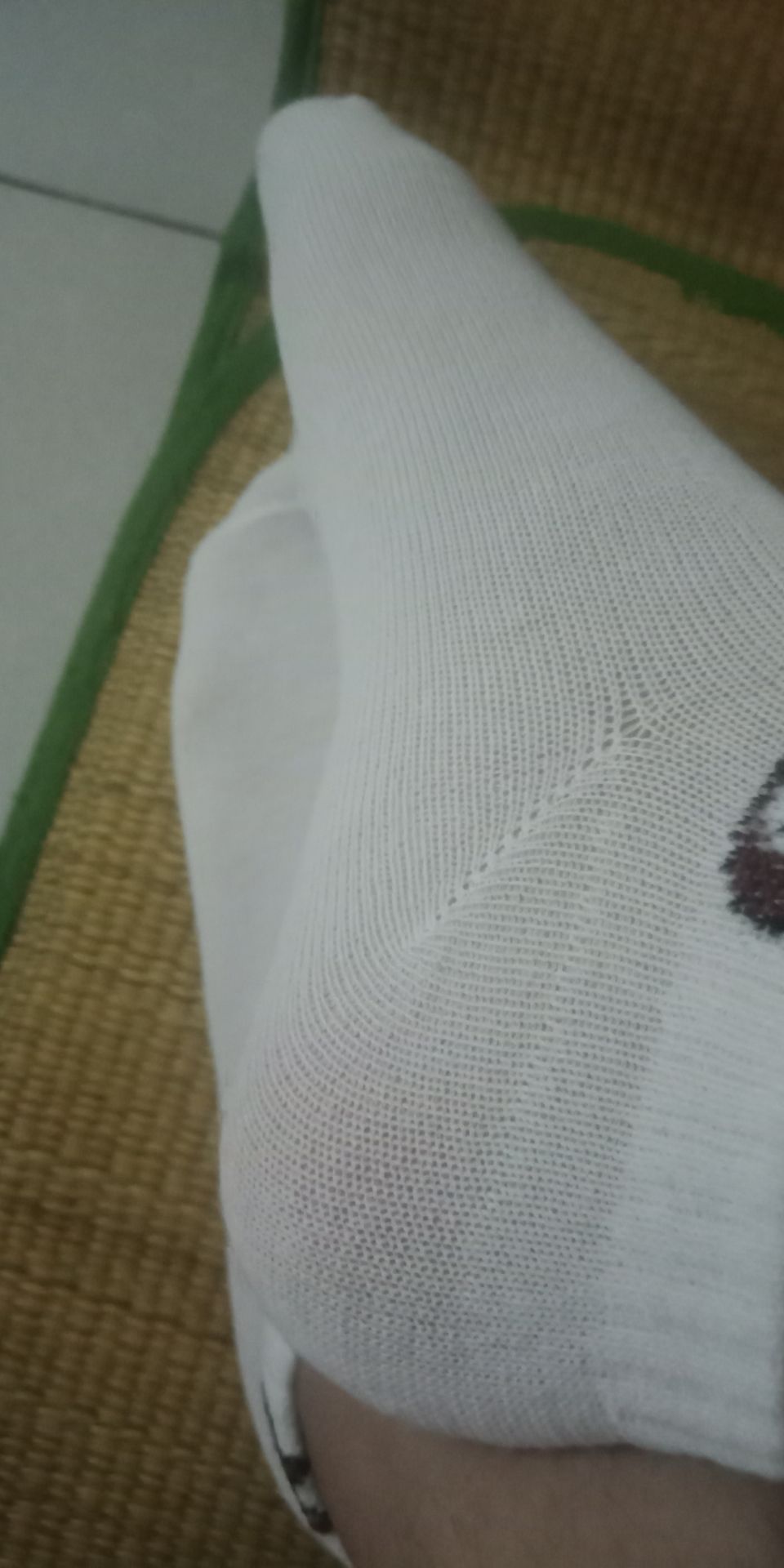 tất khá mỏng, dùng đi mùa hè cho mát chứ đi mua đông k được. Đi tất này nhìn được chân mình luôn nhé:)). Giá oke, mua để đi giày chứ k giữ ấm được đâu nhé.