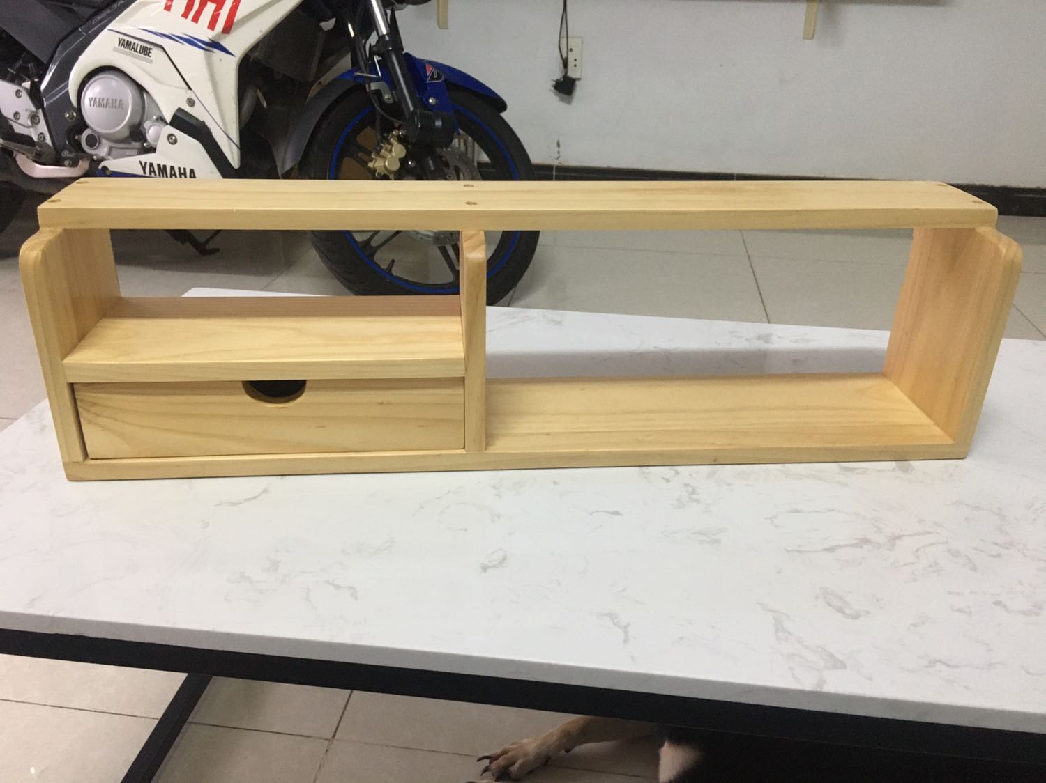 Tuy là chờ nhận hơi lâu nhưng đã nhận được rồi thì rất rất hài lòng. Kệ chắc chắn, màu gỗ láng đẹp. Mua kệ kiểu 2, nhưng chắc chắn sẽ mua thêm kệ kiểu 1