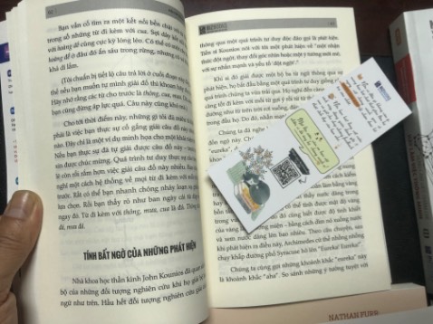 Sách bản quyền, mới 100%. Bìa đẹp. Chất lượng in trung bình. Card đánh dấu trang làm quá ngắn.