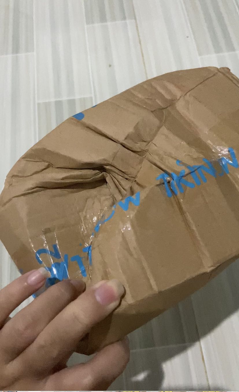 Hàng điện tử mà trong lúc giao hàng bị va đập đến nổi móp méo như thế này, không biết sản phẩm bên trong từng chịu tác động như thế nào. Bên trong cũng k có lớp lót bảo vệ sản phẩm nào hết. Đơn hàng giao cũng rất chậm. Nên làm việc lại với đơn vị giao hàng, rất thất vọng về lần đặt hàng này của tiki.