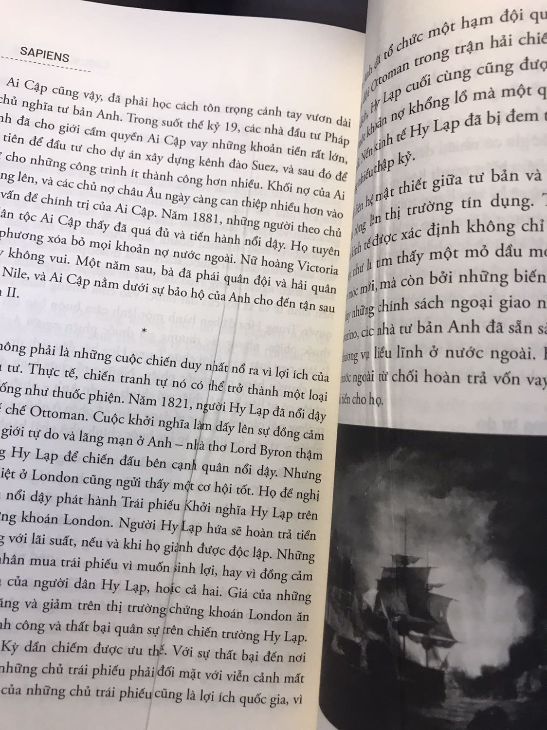 Sách bìa đẹp, giấy khá dày, hơi mùi. Tuy nhiên cuốn của mình bị lỗi nhẹ ở giữa cuốn gần chục trang bị nhúm do nhà in in lỗi, mình ấn thẳng ra thì nó thừa giấy ra nhìn hơi mất thẩm mĩ