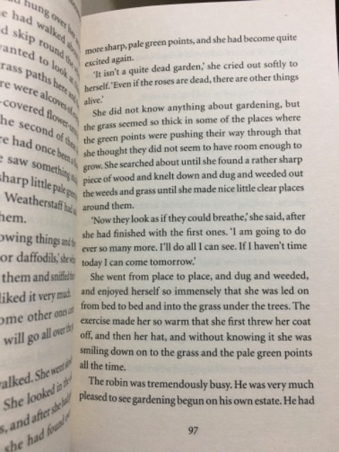 Khi minh nhận thì sách vẫn còn bọc ni lông nhưng có lẽ do trong khâu bọc hoặc vận chuyển trong lô hàng mà bị đè nên một cuốn sách từ lúc chưa bóc ni lông đã bị thế này! Nội dung thì không có gì phải bàn. Chữ in to nét và giấy không bị hôi như bản bìa cứng vải đang lưu hành hiện tại.
