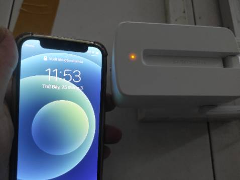 Hộp đã bị bóc seal trước khi nhận. Tem sườn chính hãng đã bóc còn bị dán đè băng dính. Sản phẩm bên trong có dấu hiệu sử dụng rồi, đóng gói cẩu thả (lần đầu mua sản phẩm điện tử của Mercusys, không biết "kiểu" đóng gói vậy hay là sao). Dùng thử thì chập chờn, đèn lúc xanh lúc cam (mặc dùng sóng wifi từ router rất gần, điện thoại luôn full vạch). Hy vọng nhận được phản hồi từ nhà cung cấp về sản phẩm một cách thích đáng.