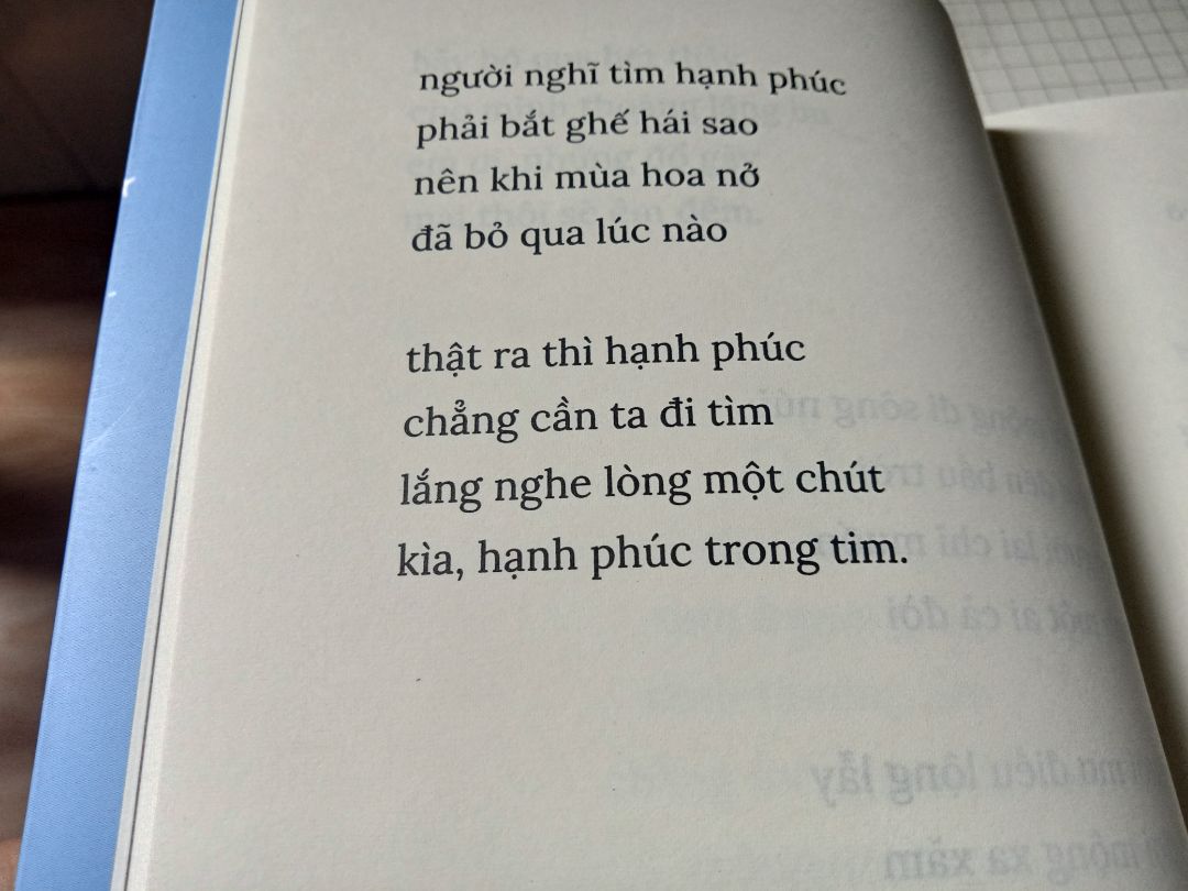 tốc độ giao hàng nhanh miễn bàn, vấn đề đóng gói thì vẫn như cũ :>
bản đặc biệt có 2 postcard siêu xinh luôn :33
quyển này nhỏ nhưng có võ à nghen, mình đọc tận 3 tối mới xong hết :)))))
quyển sách là 1 tuyển tập thơ, chủ yếu là thể tự do, về những điều be bé mà tích cực, về tình yêu, về gia đình
mình thích nhất là phần 3 - gia đình bởi đây là phần lấy đi nhiều nước mắt của mình nhất 
thơ của chị Lam rất nhẹ nhàng, dễ phác ra trong đầu những hình ảnh được tả, trong sách cũng có rất nhiều hình vẽ bé bé xinh xinh như ảnh dưới nên càng ưng nha
mong chị sẽ ra thêm nhiều tác phẩm hơn nữa 🌻💛