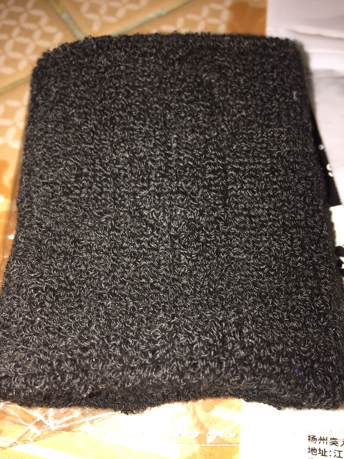 Do hàng mới nên mới đeo vào hơi rụng tí bông. Nhưng đeo vào rất êm và thoải mái, không bị bí. Hút mồ hôi tốt. Sờ mềm mại, rất đã tay :)) Do hàng mới nên mới đeo vào hơi rụng tí bông. Nhưng đeo vào rất êm và thoải mái, không bị bí. Hút mồ hôi tốt. Sờ mềm mại, rất đã tay :))