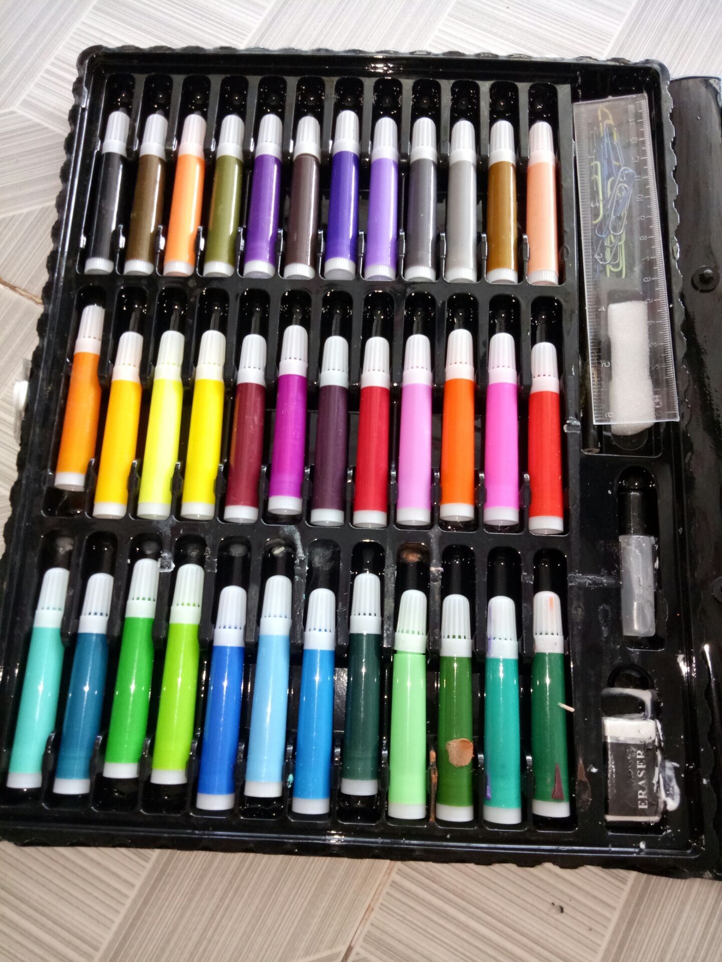 giao hàng nhanh.vừa mới nhận hàng nhưng hàng thì không chất lượng như hàng cũ tồn kho vậy đó. không đóng gói cẩn thận chỉ bọc 1 miếng bọc xốp ở ngoài .màu thì gẫy, lem, dơ, màu này bị dính vào cây kia .đặc biệt là màu khô cứng không tô được...... yêu cầu shop phải giải quyết vấn đề này. mua về tặng đứa em mà vậy sao đưa cho nó. anh em nên căng nhất trước khi mua sản phẩm nha