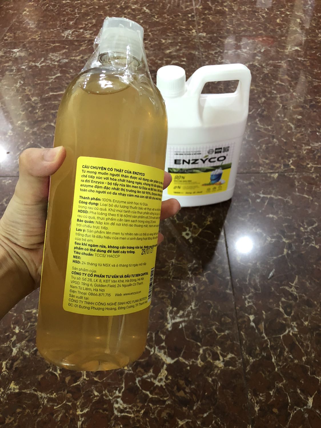 Mình đã mua 1 lần rồi, thấy mùi dứa tự nhiên. Ko có thiết bị nên ko kiểm chứng được hiệu quả rửa sạch rau củ ra sao. So với lần trước, nhà sản xuất  đã cải tiến chai đựng với nắm chai bật mở, ko phải tháo lắp như trước, tiện hơn (chỉ cần mở ra, bóp chai để nước rửa chảy ra) khi sử dụng và vận chuyển cũng ko bị trào như trước.