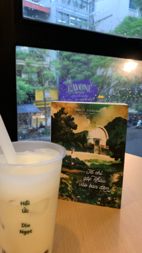 Sách khổ nhỏ hơn mình nghĩ. Chuyện nhẹ nhàng, yếu tố kỳ ảo vừa phải. Cách các số phận đan xen tạo cảm giác bước dọc theo không thời gian, khá lãng mạn