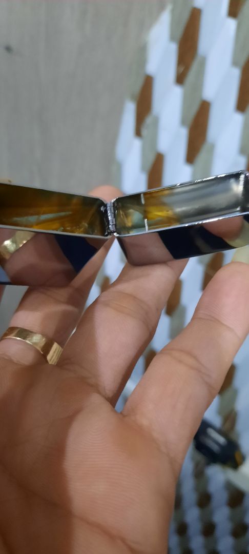 Chữ khắc khá thô, thiếu tinh tế, không thấy được kí hiệu (R) độc quyền. Bản lề lỏng. Âm thanh bật nắp nghe khá hài. Ố vàng mặt trong. Khá là giống hàng VN hơn là hàng U.S.A