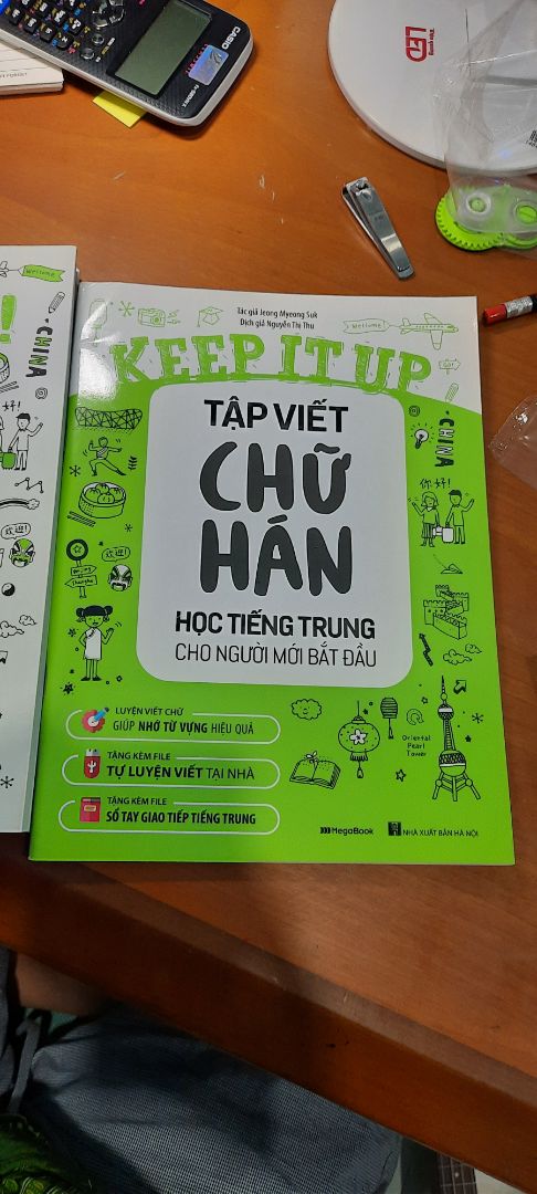 Mua sách mùa sale nên rất hời, nội dung khá tốt rất thích học cho người cham chỉ để học chứ mình lười quá học chơi chơi thì ok học để đi làm đi du học thì cần tìm hiểu rất kĩ nói chung là sách ok lắm. Tuy nhiên trong quá trình vân chuyện sách bị móp nên mình rất tiếc mình muốn đánh giá 4* nhưng mình đã suy nghĩ lại vì đây chỉ là việc nhỏ k đáng lo mà mĩnh vẫn mong bên giao hàng và bên đóng gói cẩn thẩn hơn để mình có thể tiếp tục ủng hộ 
cám ơn mng đã vất vả trong mùa dịch thế này giữ giìn sức khỏe nka iu iu