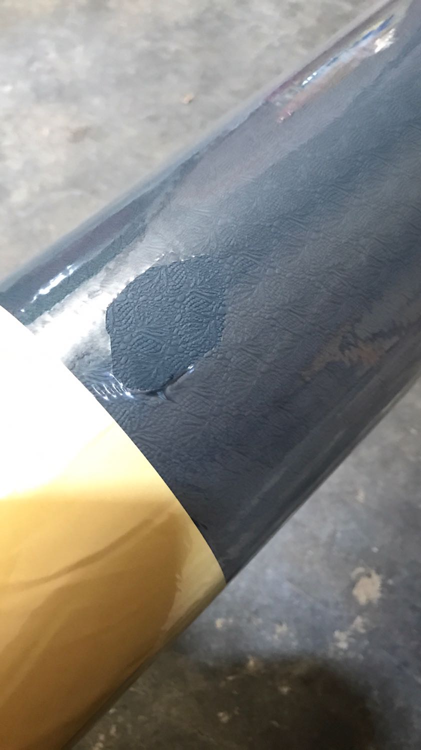 Thảm bị thủng 1 lỗ mất r ạ, mình đã thấy các bạn khác mua trước cũng complain lỗi này, cứ nghĩ shop sẽ khắc phục r chứ ai ngờ vẫn bị. Mong lần sau nếu dc thì shop có thể đóng gói bằng giấy thùng carton thì sẽ đảm bảo ơn vì nó dày còn giấy hiện tại mỏng quá, đôi lúc mấy anh vân chuyển hàng k để ý để đồ làm thủng mất thảm. Dù s thì giá củng rẻ nên th mình cũng chịu v. Về chát lượng thì chắc pai dùng 1 thời gian mới biết hihi , mà rẻ v nên mình cũng k hy vọng nhiu mong cũng dc lâu lâu tí th hihi