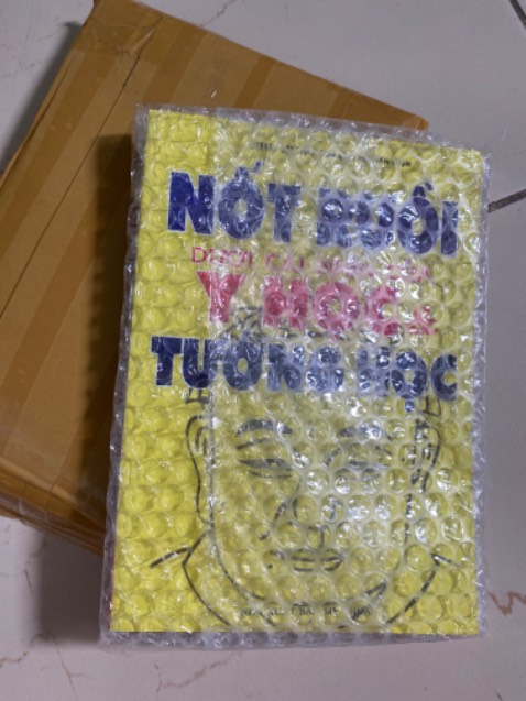 Đóng gói cẩn thận, giao hàng cả cuối tuần. Sách in giấy mỏng dạng sách ngày xưa nhưng phù hợp với giá tiền