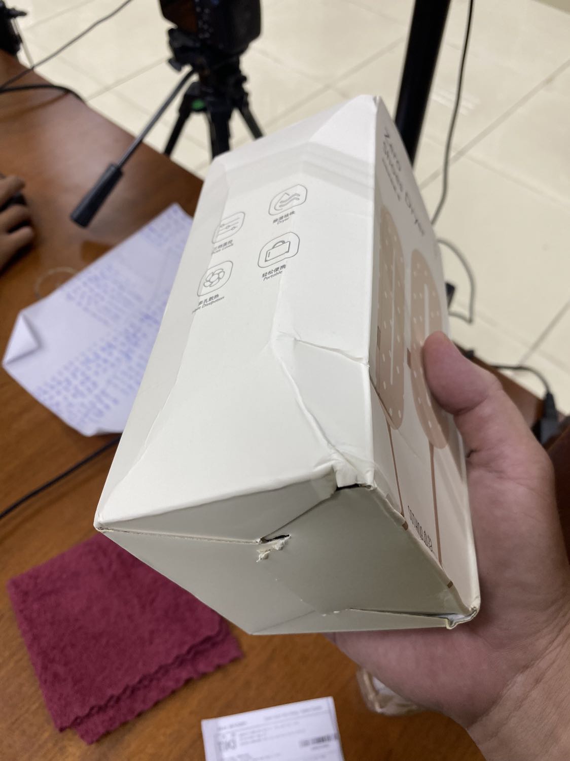 Hộp giao móp méo hết! Chất lượng sản phẩm tốt! Hong khô nhanh, khử mùi thì chưa ỏin lắm!