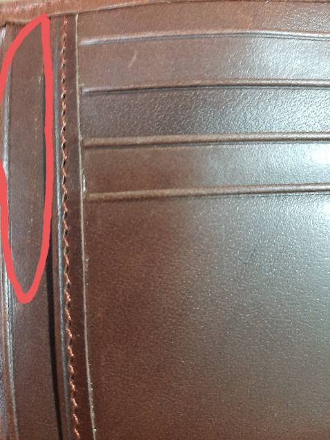 Sản phẩm bị lỗi kỹ thuật mọi mặt về chất lượng chung trên bề mặt sản phẩm với các lỗi đã được đánh dấu như trên hình. Không đáng mua một chút nào! Hàng kém chất lượng kèm nhiều lỗi vặt.