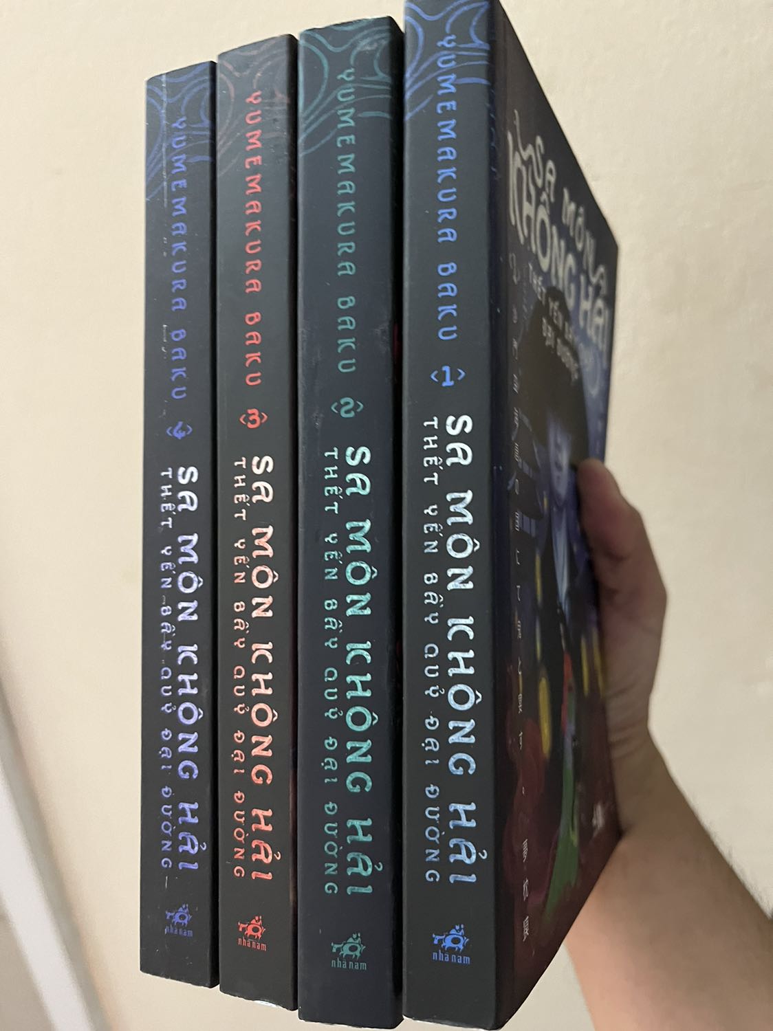 Mình đánh giá bộ này dịch phần nhân xưng khá tệ. Bối cảnh nhà đường mà toàn xưng ngài, em, anh, cậu tớ không hợp bối cảnh. Hai bên lạ nhau đang tranh chấp cũng hưng cậu tớ. Thường dân gọi quan là ngài, chứ không hề gọi là đại nhân. Cũng không thấy ai gọi nhau huynh đệ. Chắc tác giả dịch sách Nhật quen, mà quên mất sách này bối cảnh thời Đường, nhân vật chính cũng chủ yếu giao tiếp với người nhà Đường. Đọc rất khó nuốt!