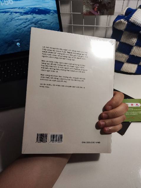 Truyện ngắn, dễ đọc, sách trông vjp pro, trình bày đẹp mắt. Nd thú vị, cx có hững câu chuyện về chiến tranh, về trồng trọt, về trẻ con và những thứ khác nữa. chưa đọc hết nhưng ấn tượng với câu của tác giả ở đầu sách là nếu chúng ta cứ tiếp tục tư duy theo cách thông thg theo đường thẳng, chúng ta sẽ thua