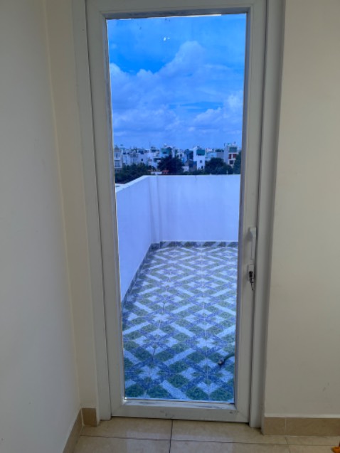 Giá rẻ hơn so vs trang khác. Nhưng công nhận khó gián hehe. Mặt trên ủi cũng nhẹ chứ lủng lỗ, xước như chơi. Shop tư vấn okie. Đỡ chói sáng hẳn