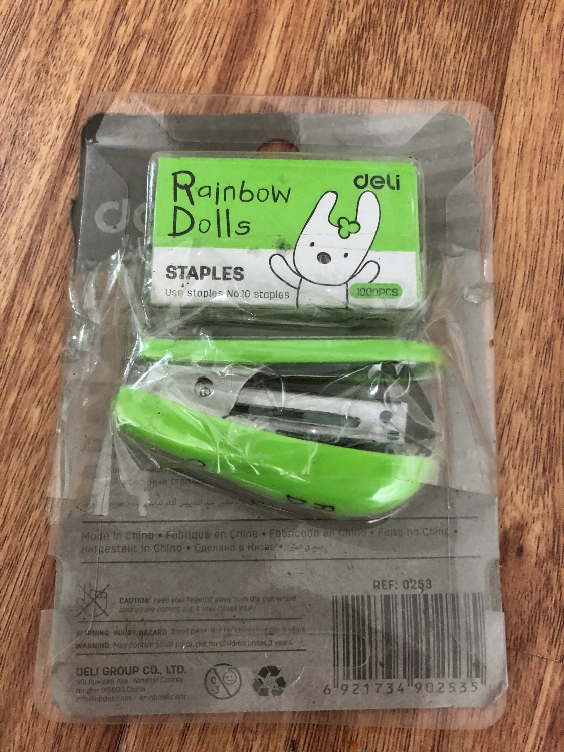 Trong hình 1 kiểu mua về 1 kiểu, hàng dán băng dính tùm lum, vỏ ngoài bong tróc, bề mặt dính các vết bẩn đen kịt.