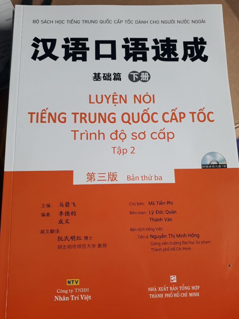 Tiki giao hàng cực nhanh luôn. Mình đặt sách ngày 21 sang ngày 22 đã có rồi. Sách in 2019 nên mình rất yên tâm, chất lượng mực in cũng ok, không bị nhòe. Có điều bìa sách hơi bị trầy xước. Shop chú ý hơn nha. Trước h mình hay mua sách mà chưa bao h được 1 cuốn bìa không bị trầy ?.