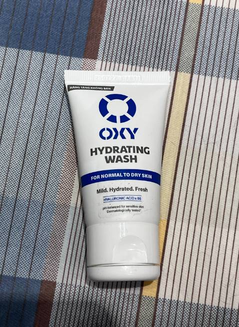 Trước dùng srm của chị mà nay thấy giảm giá nên mua thử, cảm giác sạch hơn mà vẫn ẩm khá ok