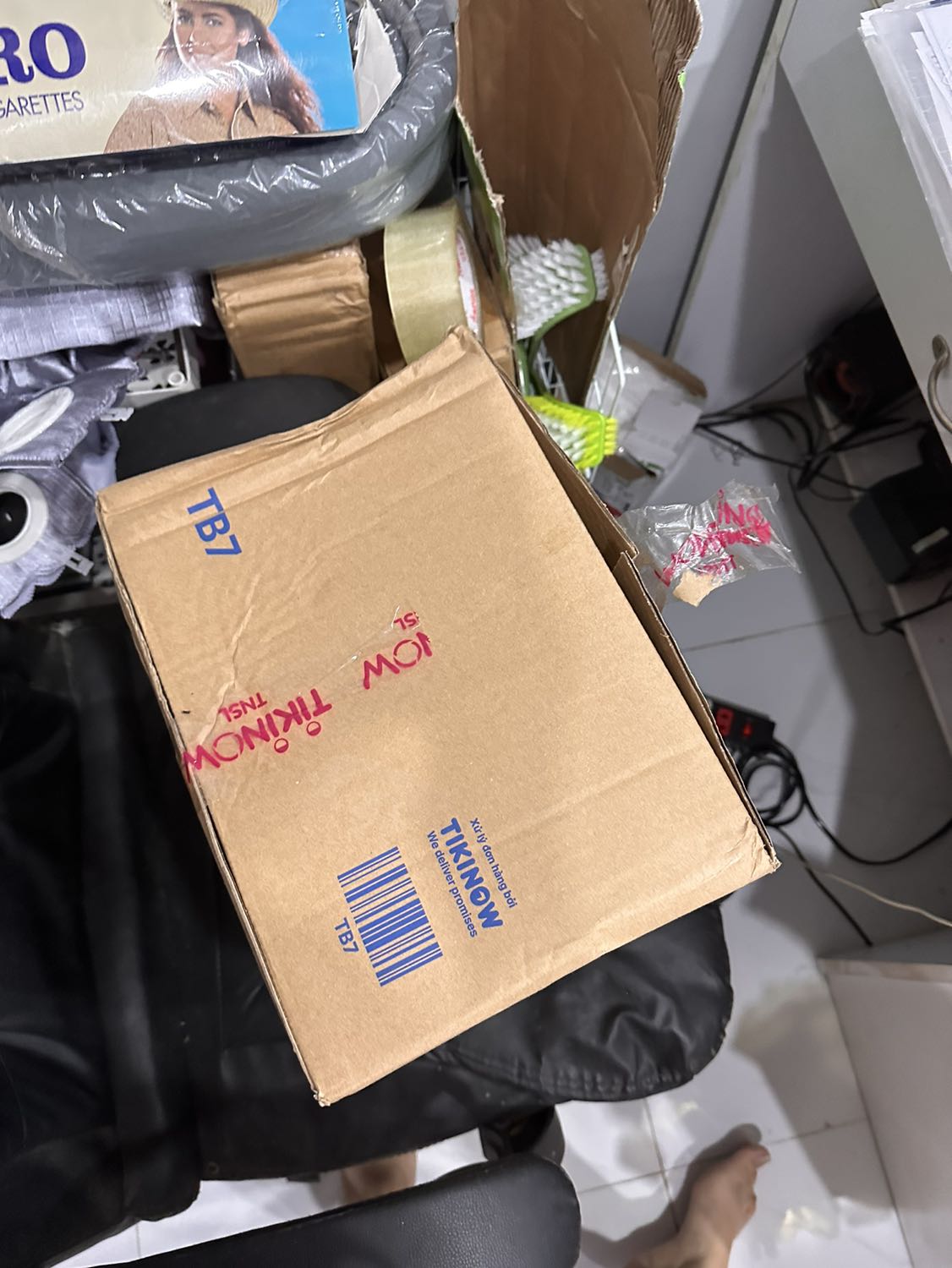 Bình thường mấy lần trước mua sữa thùng còn nguyên rất ổn đợt này nhận cái thùng rách tùm lum
Khâu đóng gói ko chắc chắn hay do bên vận chuyển nhưng chỉ đóng 1 lớp băng keo nó đứt thì đúng rồi