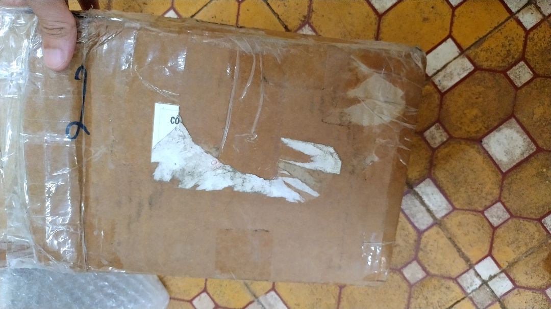 sách được gói rất cẩn thận, bọc bì chống sốc nên mới có thể tránh được tình trạng gãy góc tệ hơn là bung gáy, bởi khi nhân được sách từ đơn vị vận chuyển, hộp đựng bên ngoài bị gập góc móp rất nhiều do bốc xếp hàng thô bạo. sách cung cấp thông tin rõ ràng về Dịch giả, gì thì chứ bấy nhiêu là thấy hài lòng rồi. mong lần sau mình chú ý lựa chọn đơn vị vận chuyển biết trân trọng hàng của khách hơn một xíu. chúc bạn buôn may bán đắt và mãi nhiệt tâm theo đuổi đam mê.