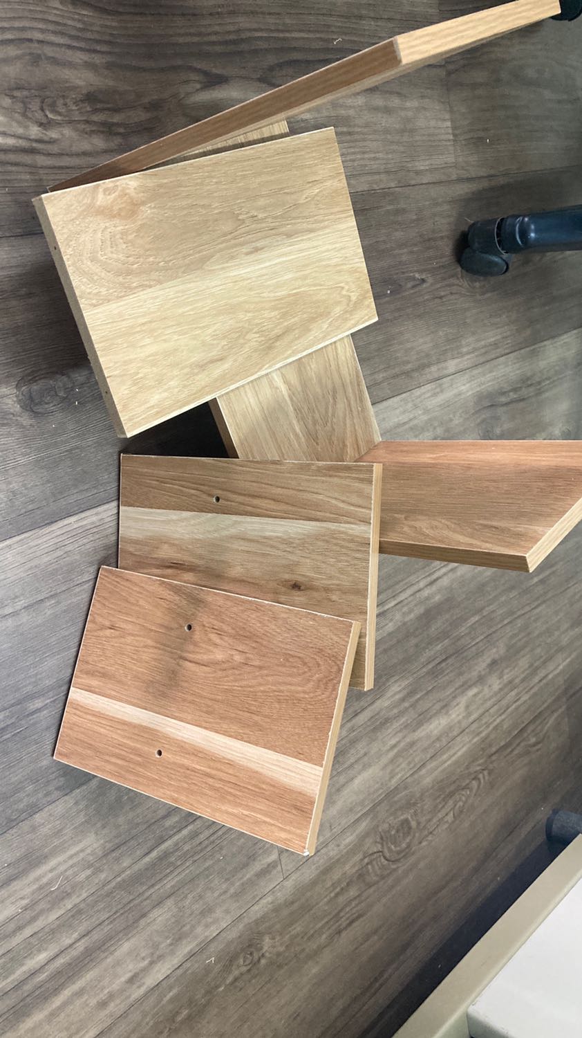 Cho được 6 miếng gỗ . Sần xùi , bong chóc các. Đặt thừa trả 1 miếng trả lời như sh*t. Xin phép shop cho tôi mang kệ của shop mang đi sưởi