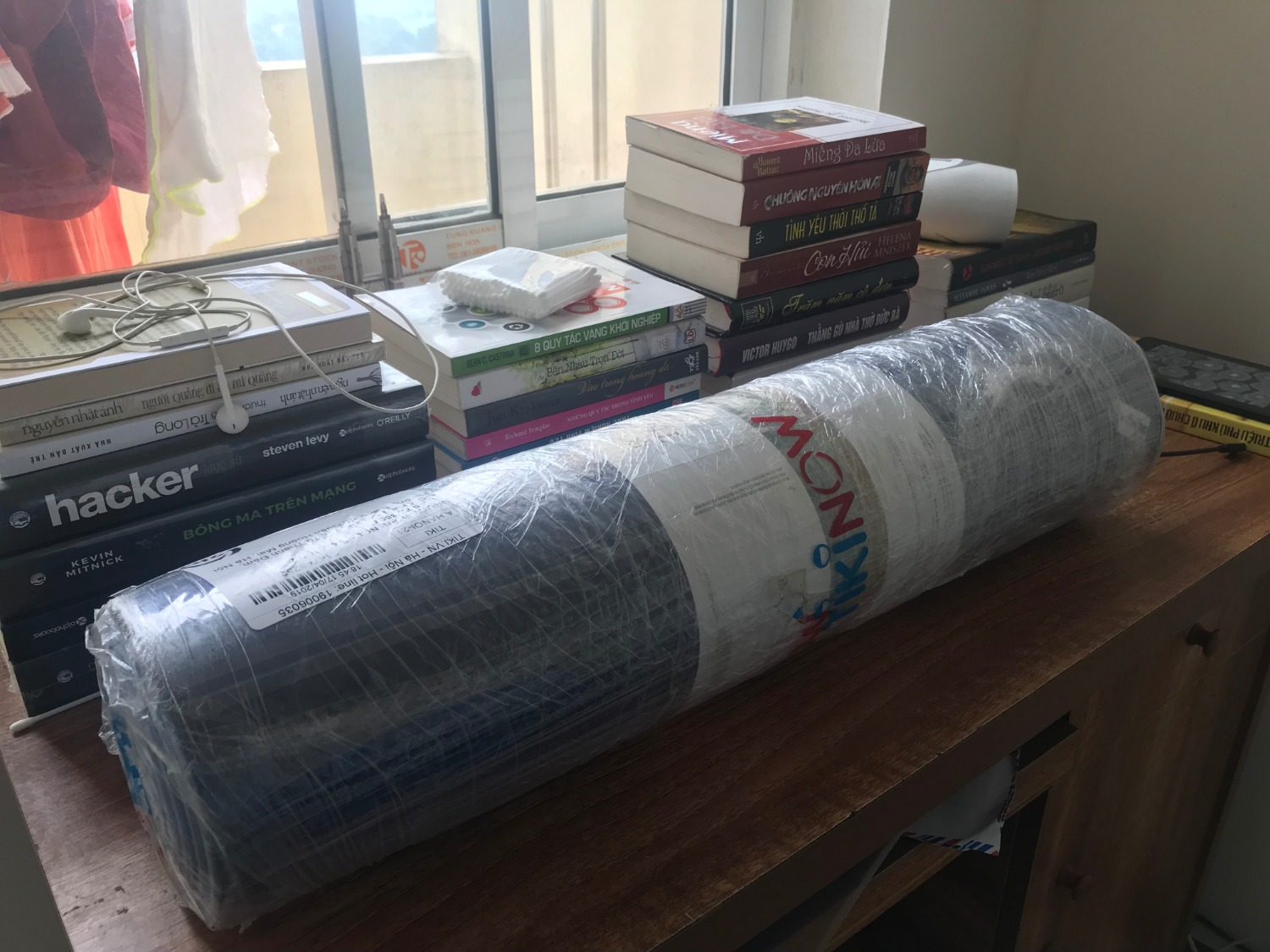 Mình chọn giao hàng nhanh 3h, bạn giao hàng xin phép giao hôm sau, vì không gấp nên không vấn đề gì. Thảm dày và mới tuy nhiên bị vài lỗi nhỏ. Có lẽ đây là những sản phẩm bị lỗi nhỏ nên được bán với giá rẻ. Ai cầu toàn thì nên xem xét vấn đề này. Sản phẩm được đóng gói chắc chắn. Sản phẩm mình mua được cung cấp bởi "Lucky day shop" nhé