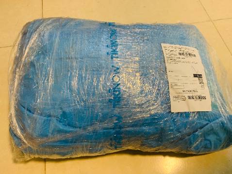 Đã nhận hàng được 2 hôm, đánh giá cho shop này tí, nhìn thấy nhiều đánh giá rõ tốt mà không hiểu sao cứ hiện lên 1 sao thấy thương thật. Nên khách quan nhận xét để cho các bạn tường tận rõ nhất. Con Camry của mình cũng dùng được hơn năm rồi, đã từng mua 2 lần bạt phủ ở bên sàn khác nhưng mỏng 1 lớp và nhanh rách, nó như áo mưa ấy! Hàng lần này mua thì dày hơn, trọng lượng bạt cũng nặng tới 3 kg khá chắc tay. Tráng bạc nên phản quang, phản nhiệt tốt, giữ nhiệt độ xe không quá cao nên đồ trong xe an toàn, giảm được gần chục độ khi không có bạt phủ bên ngoài. Bạt rộng thoải mái nên là trùm kín đc
Ở Hà Nội mình ở Linh Đàm nên là bãi xe để ngoài, nhiều khi trời nắng 42 độ mùa hè trông xót xa lắm, đồ trong xe nó chảy hết cả khoang lái, ngồi vào như tôm luộc, có bạt ô tô nên xe cũng vì vậy mà đỡ nhiệt hơn hẳn. Cho shop 5 sao, thấy hang tốt mà bị kéo rank nên ủng hộ shop này!!