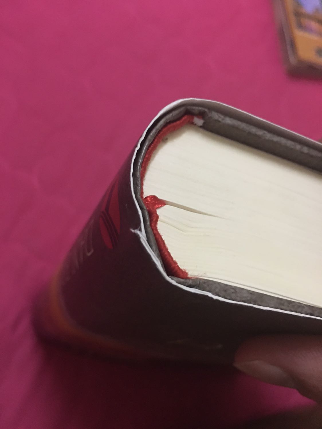 Chất lượng giấy tốt, tuy nhiên cách đóng gói của Tiki quá cẩu thả, ko có bọc chống sốc nên sách bị móp 1 chút, rách áo bì ngoài 1 chút