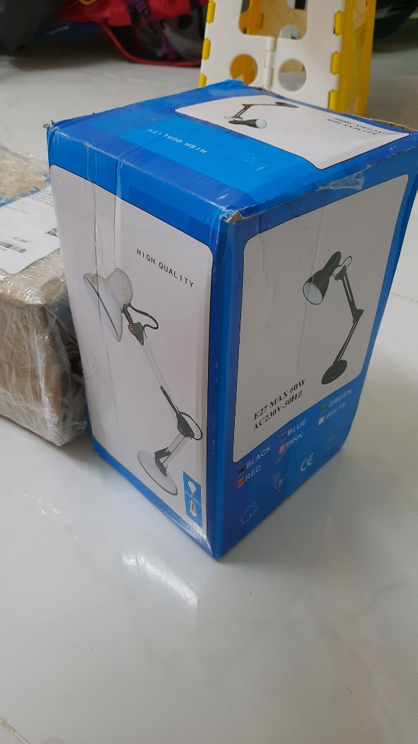 đầu tiên là giống hàng tồn kho để lâu, hai là không có bóng đèn, phải đi mua thêm bóng đèn, ba là các khớp nối đều bằng nhựa nên chi phí tổng lại khá gắt với sản phầm thực tế,