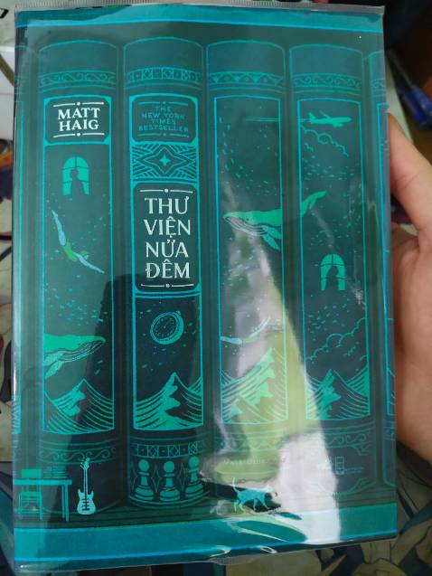 Không chỉ là câu chuyện, đây là chuyến du hành đầy cảm xúc về sự chữa lành.
Nếu bạn đã và đang lạc lối, mông lung, bất định, hay trên hành trình tìm về chính mình, tìm kiếm ý nghĩa của cuộc sống, đây sẽ là cuốn sách nên có, đọc qua ít nhất một lần.
Cuốn sách không cho bạn những lời khuyên cụ thể, kỹ năng hay câu nói truyền cảm hứng để cải thiện bản thân như các tựa sách "self-help" khác, mà đây là một chuyến du hành đầy cảm xúc, nơi bạn sẽ tìm được câu trả lời cho riêng mình, tương tự như Nora Seed - nhân vật chính.
Một câu chuyện vừa nhẹ nhàng vừa sâu lắng, pha trộn giữa cuộc sống đời thường gần gũi và yếu tố hư cấu, huyền ảo, chắc chắn đây sẽ là một trải nghiệm sâu sắc, đa dạng cung bậc, là cái ôm ấm áp cho tâm hồn của bạn.
Ngoài ra, dịch vụ "Bookcare" của Tiki rất ấn tượng, chỉnh chu, bạn nên tham khảo qua để bảo quản sách tốt hơn (nếu chưa có).
Chúc bạn có những phút giây đọc sách vui vẻ và tìm được giá trị cho riêng mình.
P/s: Mình khuyến khích nên kết hợp nghe thêm phiên bản sách nói (từ Fonos), như thế sẽ đem lại một trải nghiệm trọn vẹn hơn.
