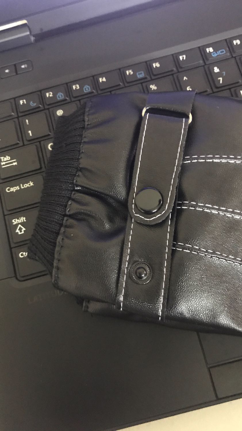 Găng tay da xịn, chất da tốt, mềm mại dễ chịu, bên trong lót lông kỹ càng đeo rất thoải mái và dễ chịu. Đường chỉ may chắc chắn. Hàng tốt đáng đồng tiền.