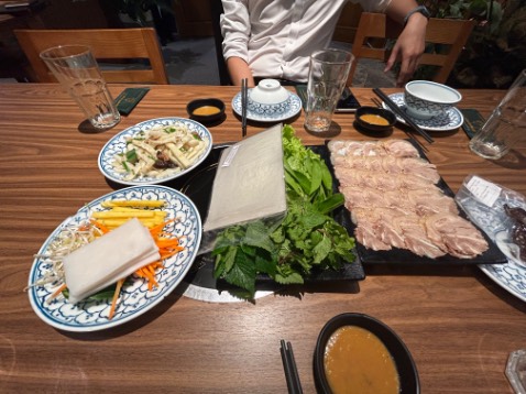 Hàng mới, máy in nhanh, nhỏ gọn. Tuy nhiên có nhiều ý kiến nói là hộp mực nhỏ nên mau cạn, cái này chờ thời gian trả lời