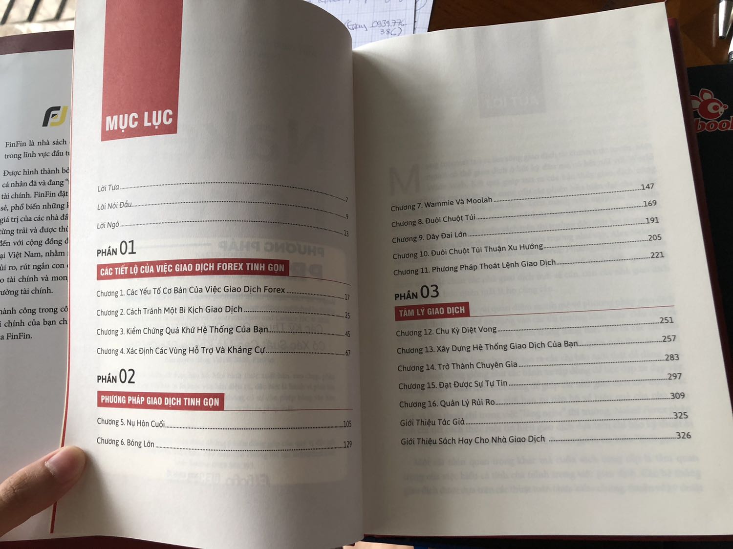 Mình thích mua bìa cứng vì thường sẽ là sách màu và trang giấy dày, mịn ( Nhưng mình bảng của Fin Fin này lại chỉ in màu các trang đầu và chương 1 các trang sau giấy bắt đầu thô ráp hơn và toàn bộ k có in màu kể cả các trang đầu chương ( chỉ chương 1 là in màu còn lại các chương thì k) và chất lượng giấy càng k tốt!  
Đóng gói và giao hàng rất kĩ và nhanh nhưng về chất lượng giấy thì mình k thích!