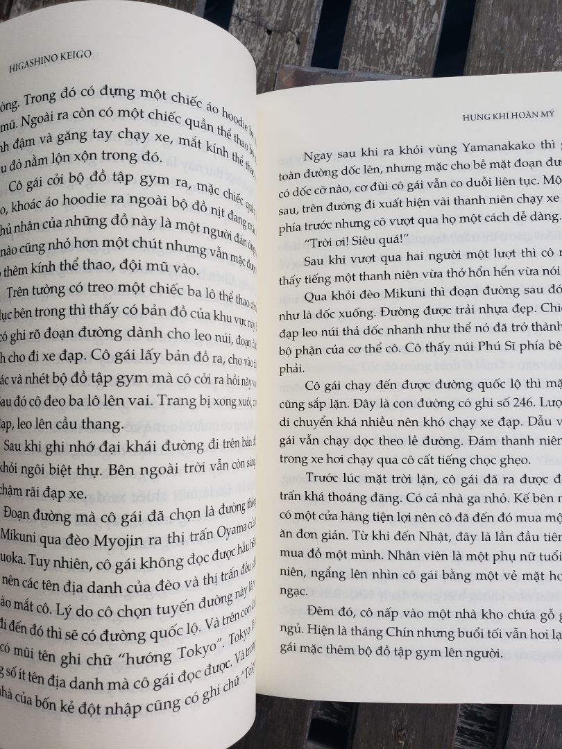 Mình không hiểu Tiki dạo này cắt giảm chi phí hay sao nhưng lần nào giao sách cũng chỉ vứt vào hộp, không chèn hay bọc bất cứ thứ gì. Nhận sách móp méo + bụi bẩn + dính keo rất xót. Nội dung sách thì không có gì phải bàn, mình luôn tin tưởng các đầu sách của Nhã Nam