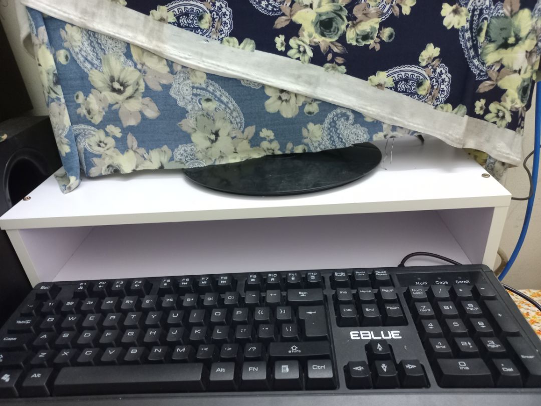 hàng k như quảng cáo nhé. sp k đúng kích thước dài chỉ 48cm nên k nhét bàn phím vào lọt dc. chất liệu giấy ép chứ k phải gỗ công nghiệp. mua về chưa vặn vít đã thấy mấy lỗ khoét sẵn nham nhở giấy lòi ra rồi. vặn vít vô muốn tét ra luôn. 
NÓI CHUNG MONG SHOP BÁN HÀG CÓ TÂM XÍU. HÀG CHẤT LƯỢNG SAO NÓI VẬY AI HAM RẺ THÌ MUA. CHỨ ĐỪNG BÁN KIỂU NÀY QC 1 ĐẰNG BÁN 1 NẺO. THÂN ÁI hàng k như quảng cáo nhé. sp k đúng kích thước dài chỉ 48cm nên k nhét bàn phím vào lọt dc. chất liệu giấy ép chứ k phải gỗ công nghiệp. mua về chưa vặn vít đã thấy mấy lỗ khoét sẵn nham nhở giấy lòi ra rồi. vặn vít vô muốn tét ra luôn. 
NÓI CHUNG MONG SHOP BÁN HÀG CÓ TÂM XÍU. HÀG CHẤT LƯỢNG SAO NÓI VẬY AI HAM RẺ THÌ MUA. CHỨ ĐỪNG BÁN KIỂU NÀY QC 1 ĐẰNG BÁN 1 NẺO. THÂN ÁI