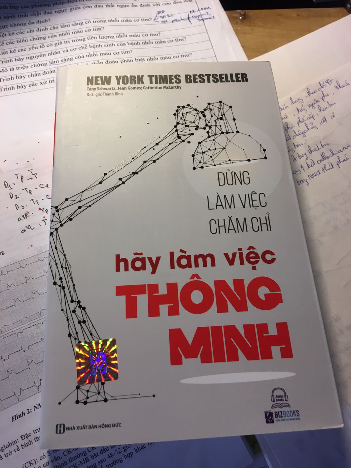Trước đây mình là người ít khi đọc những cuốn sách như thế này, thời gian rảnh chủ yếu là xem phim , lướt ***.... 
Từ khi gia nhập Tiki , mình mua khá nhiều sách về đocj trong thời gian rảnh. Tiki sách đẹp , gói hàng khá xịn xò, giao hàng thì cực nhanh, còn trước cả ngày dự tính giao.
Còn về nội dung, bình thường mình sẽ đọc trước rồi sẽ quay lại review sau. Nhưng lần này mình sẽ viết đánh giá về chất lượng sách và giao hàng của tiki đã. Nội dung thì m có đọc qua đánh giá của mn rồi  thì thấy mn review đây là cuốn sách đáng đọc, riêng cái tiêu đề cũng thu hút rồi. Đừng làm việc chăm chỉ mà hãy làm việc thông minh.
Mình sẽ quay lại review sau khi đọc xong nhé