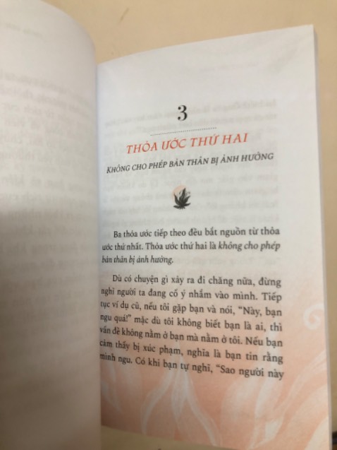 Cuốn sách nhỏ bé xinh xắn và có nhiều nội dung bổ ích, giúp chúng ta sống tốt hơn thông qua việc chấp nhận và ký kết 4 thỏa ước với chính bản thân mình. Những lời chỉ dẫn sâu sắc, ý nghĩa, cùng với sự giải thích về những điều vô nghĩa mà chúng ta luôn mắc phải khiến ta mất thời gian với chính mình, khiến mình luôn trong một mớ tơ vò rối rắm. Mọi người nên thử đọc cuốn này một lần, sách quá rẻ nếu so với giá trị của nó. Cuốn sách này với mình là tiền đề để đọc thêm các cuốn sau này của bộ sách cùng tác giả. Về phần đóng gói và vận chuyển cũng như giao hàng của Tiki thì 10 điểm rồi, mình mua rất nhiều sách trên Tiki và luôn yên tâm.